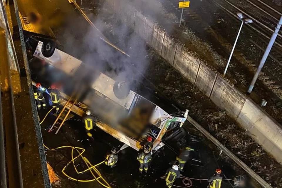 Vídeo: ônibus cai de ponte em Veneza e deixa pelo menos 21 mortos