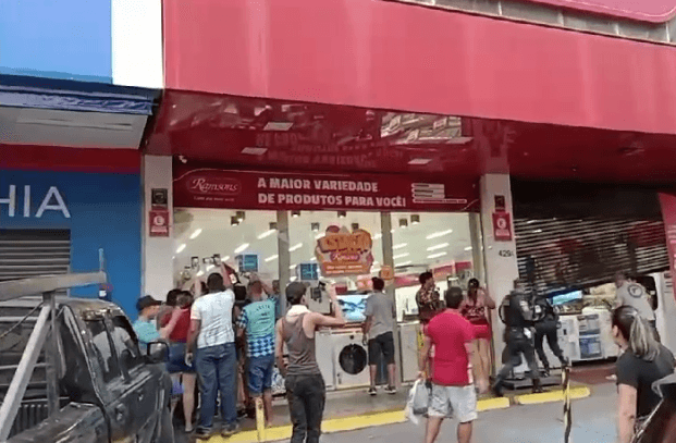 VÍDEOS: PM frustra assalto com 12 reféns em loja de Manaus