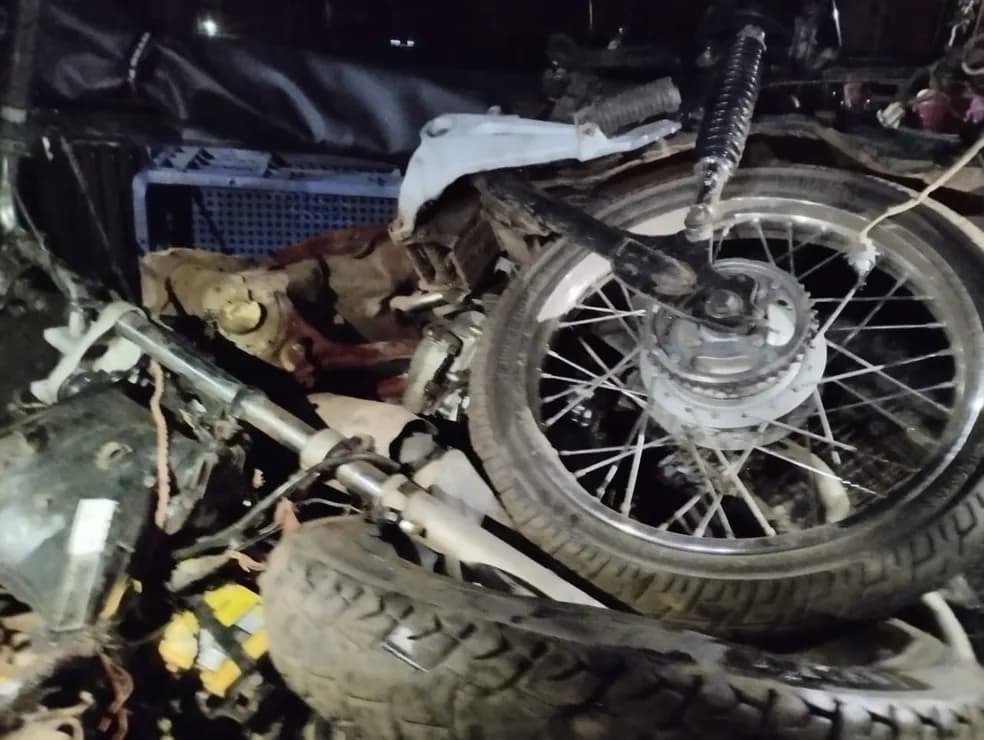 Motociclista morre após bater de frente com caminhonete e ter moto partida ao meio