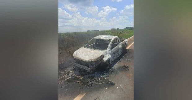 Ao descobrir que seria demitido, homem furta, fura pneus e ateia fogo em carro da empresa