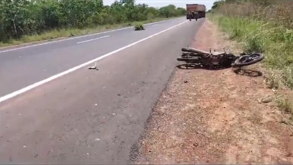 Carreta atinge moto e mata adolescente na BR-010, no Tocantins