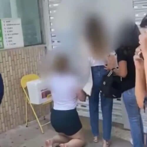 VÍDEO: Mãe chora ajoelhada no chão por filha não conseguir fazer prova no Enem