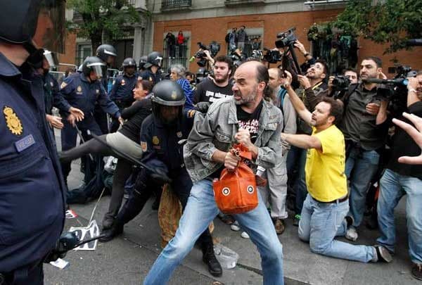 Manifestantes confrontam polícia em Madri contra anistia