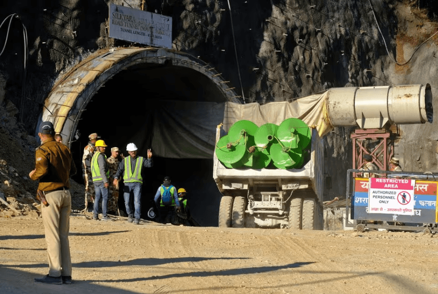 Índia usa máquina de perfuração para resgatar os 40 trabalhadores presos em túnel