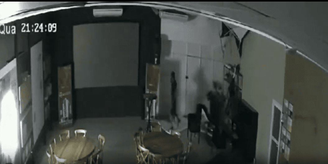 VÍDEO: Ladrão se ‘dá mal’ e despenca do teto ao invadir loja, em MG