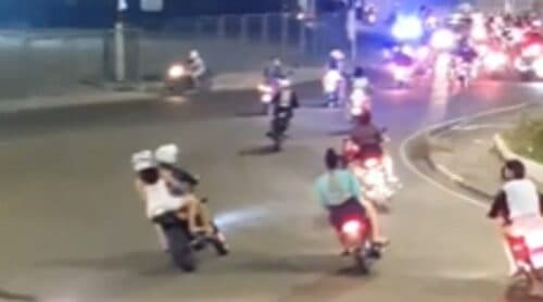 VÍDEO: Motociclistas fazem manobras proibidas durante ‘rolezinho’ e mulher fica ferida, em Manaus