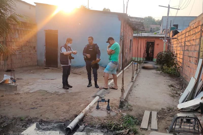 Homem tem casa invadida e é morto com quatro tiros em Manaus