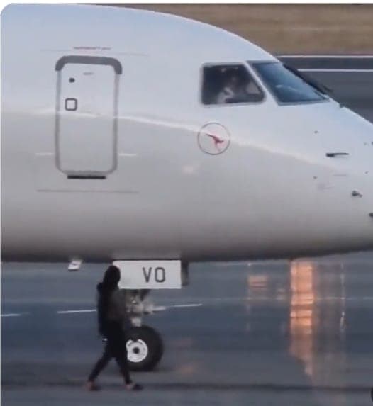 VÍDEO: Mulher invade pista de aeroporto na Austrália e é presa