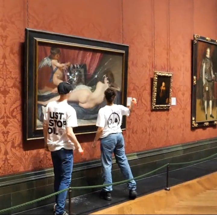 VÍDEO: Ativistas ambientais destroem com martelos obra do século 17 no museu de Londres