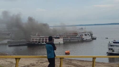 VÍDEOS: Barco pega fogo e passageiros ficam desesperados, no AM