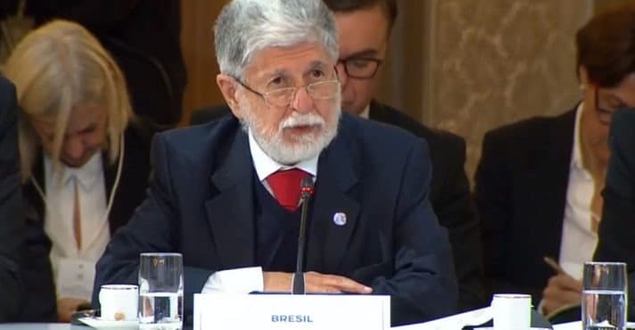 Em Paris, assessor da presidência diz que morte de crianças “faz pensar em genocídio”