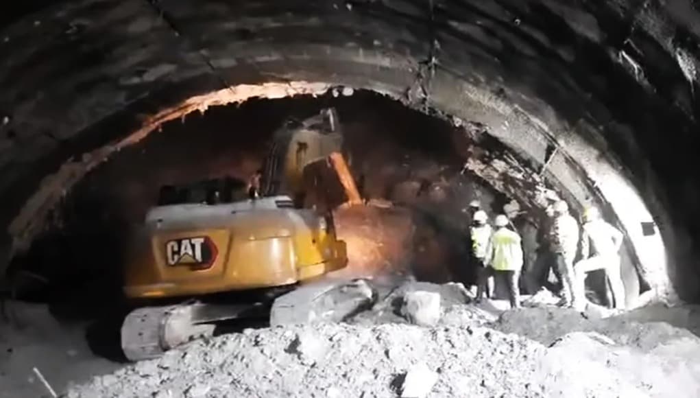 VÍDEO: Equipes trabalham no resgate de 40 homens presos em túnel que desabou na Índia