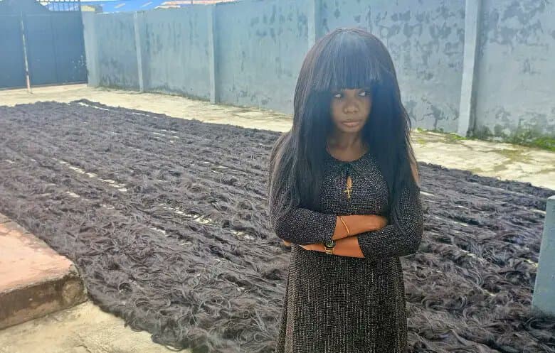 VÍDEO: Nigeriana quebra recorde ao fazer peruca maior que sete piscinas olímpicas