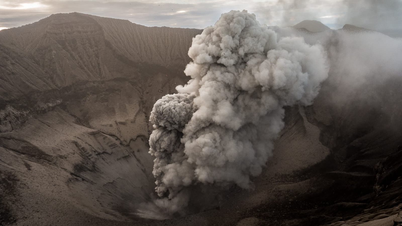VÍDEO: Vulcão da Indonésia em erupção lança cinzas a uma altura acima de 2 mil metros