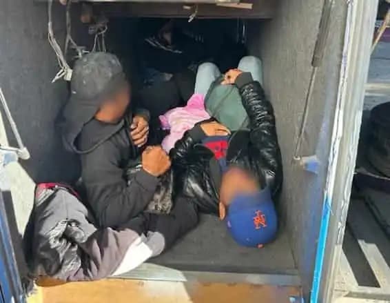 Imigrantes são encontrados amontoados dentro de ônibus, no México