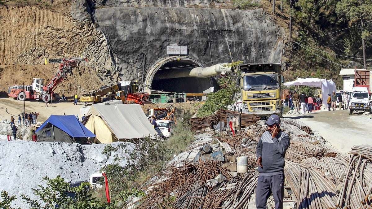 VÍDEO: Trabalhadores presos em túnel da Índia aparecem pela primeira vez