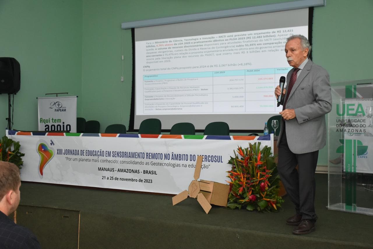 Presidente do CNPq discute fortalecimento da ciência na Amazônia durante visita à UEA