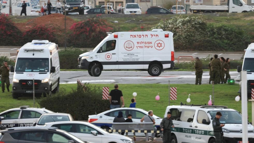 VÍDEO: Primeiro grupo de reféns soltos pelo Hamas chega ao Egito