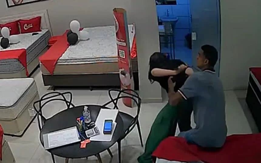 VÍDEO: Vendedora escapa de tentativa de estupro dentro de loja de colchões, em SP