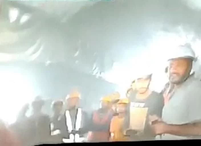 Após 15 dias, governo indiano decide um novo plano para resgatar operários em túnel