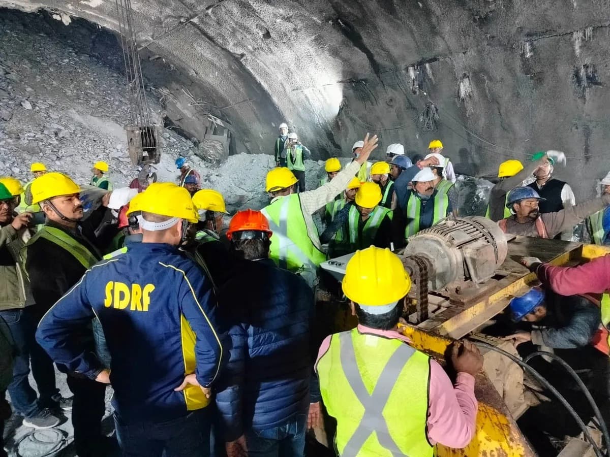VÍDEO: Após 17 dias, operários são resgatados de túnel que desabou na Índia