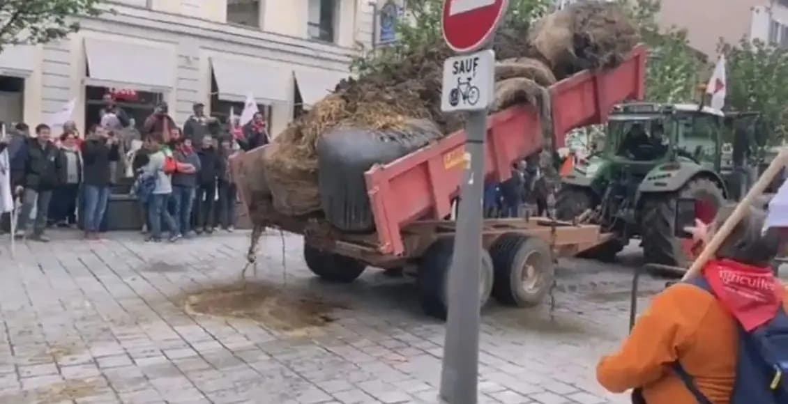 VÍDEO: Agricultores da França protestam colocando estrume em agência bancária