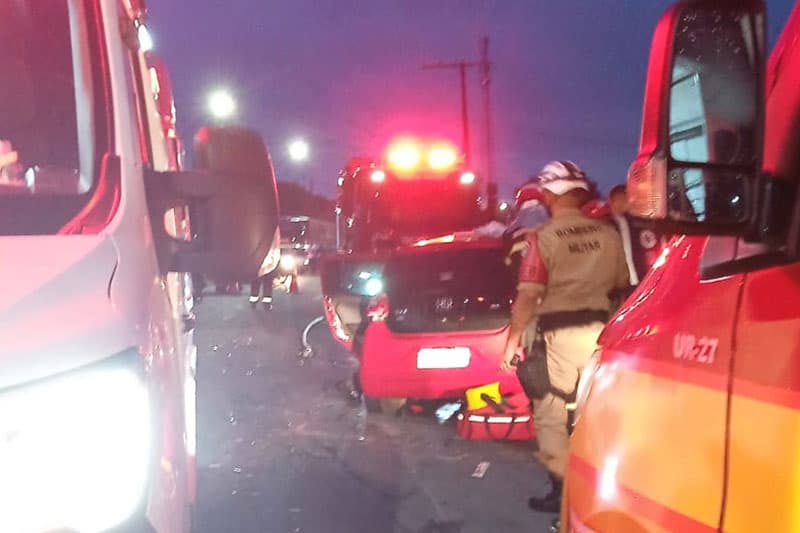 VÍDEO: Colisão entre carreta e carro deixa feridos na zona Leste de Manaus