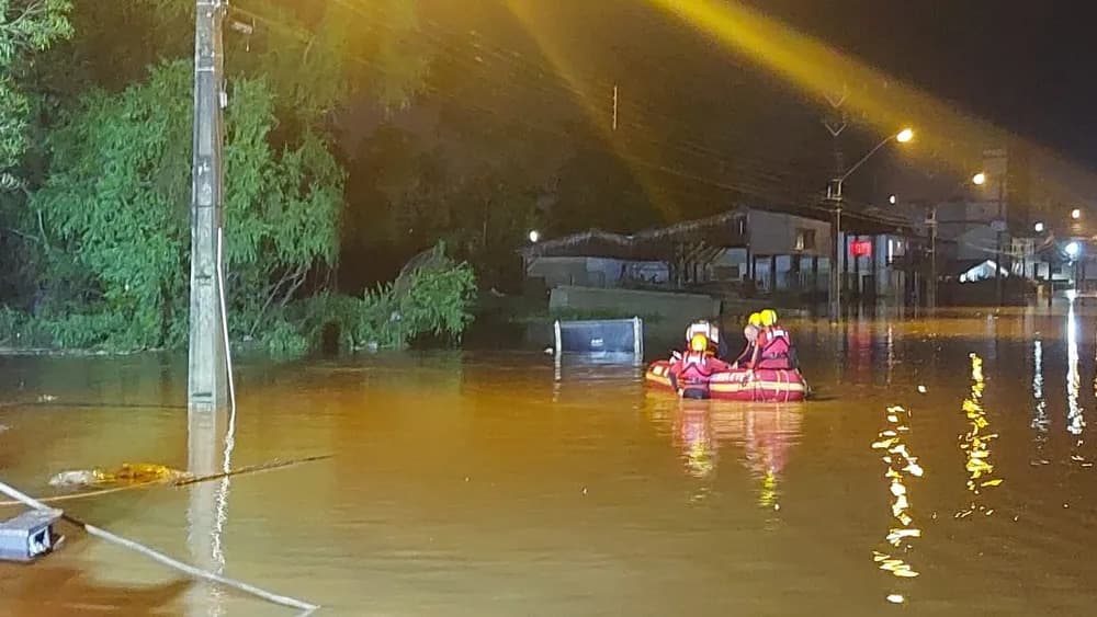 VÍDEOS: Temporais em Santa Catarina deixam dois mortos, enchentes e estragos