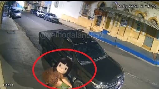 VÍDEO: Mulher faz “despacho espiritual” em frente a escritório juridíco, em Manaus