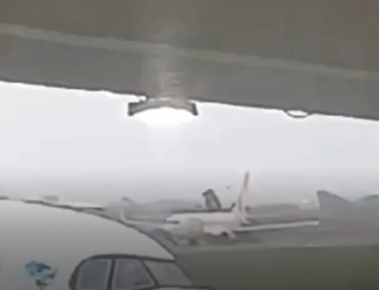 VÍDEO: Asfalto de pista desprende e atinge avião em aeroporto de SC