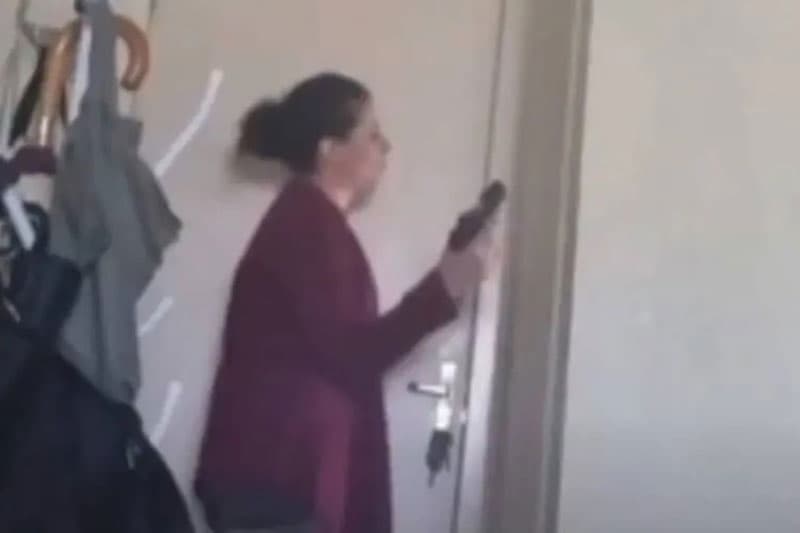 Trancada em apartamento, delegada atira contra colegas da força de segurança em MG