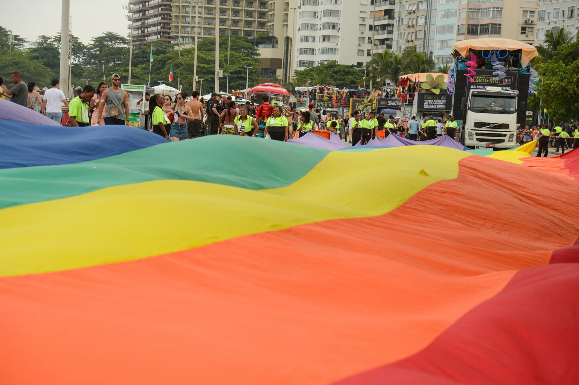 Parada LGBTQIAP+ no Rio leva mensagem em Copacabana