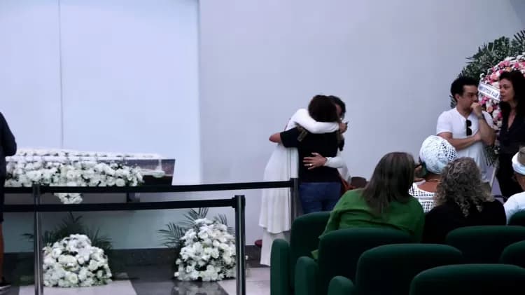 Em velório no Rio, fãs e amigos se despedem da atriz Elizângela