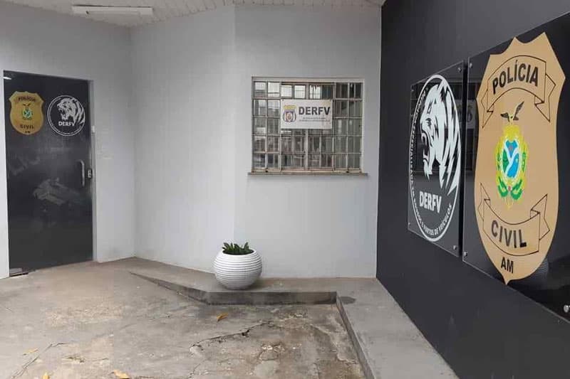 Dois homens são presos após roubarem casa e veículos em Manaus