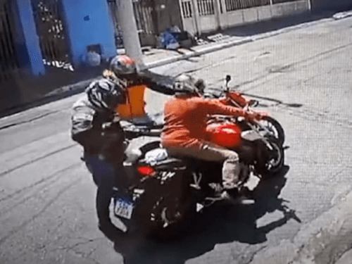 VÍDEO: Adolescente rouba moto, passa mal, cai e morre, em São Paulo