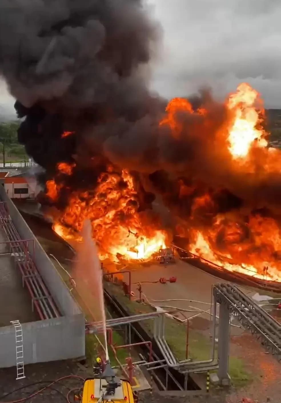 VÍDEO: Incêndio em depósito de combustíveis em SC já dura mais de 12h