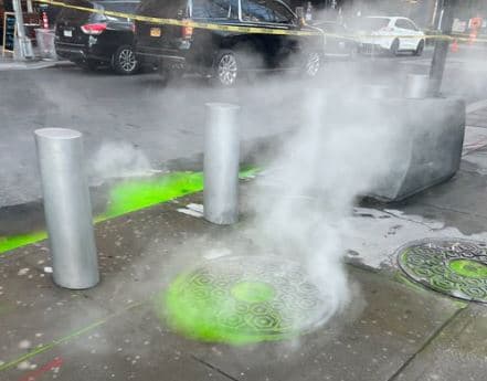 Líquido verde fluorescente é registrado em rua de NY