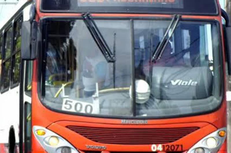 Criminosos atiram dentro de ônibus da linha 500 durante assalto em Manaus