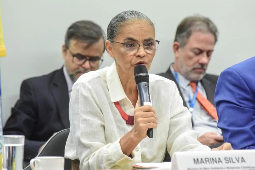 Após falta, Câmara aprova convocação de Marina Silva