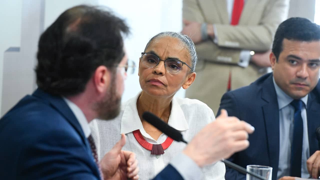 Marina Silva sofre queda de pressão arterial e dá entrada em hospital no DF