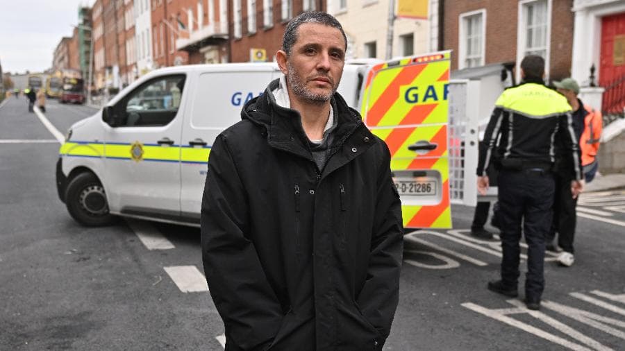 Brasileiro que impediu ataque a escola na Irlanda é aclamado como herói