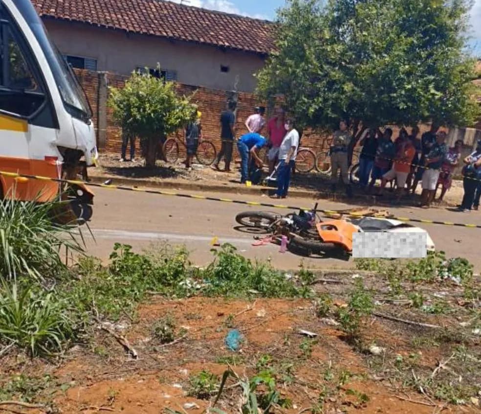 Mulher morre após moto bater em micro-ônibus, na região central do Tocantins