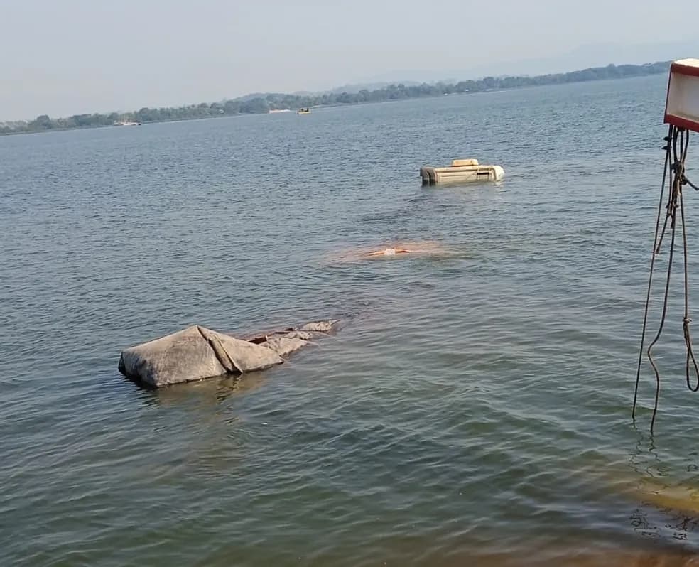 Caminhão carregado cai de balsa e afunda no rio Araguaia