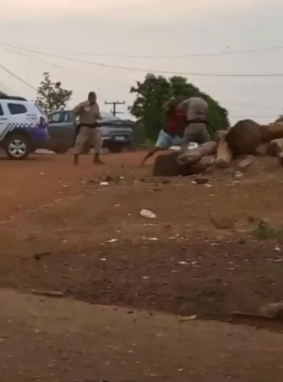 VÍDEO: Homem flagrado com drogas é baleado após resistir a abordagem policial