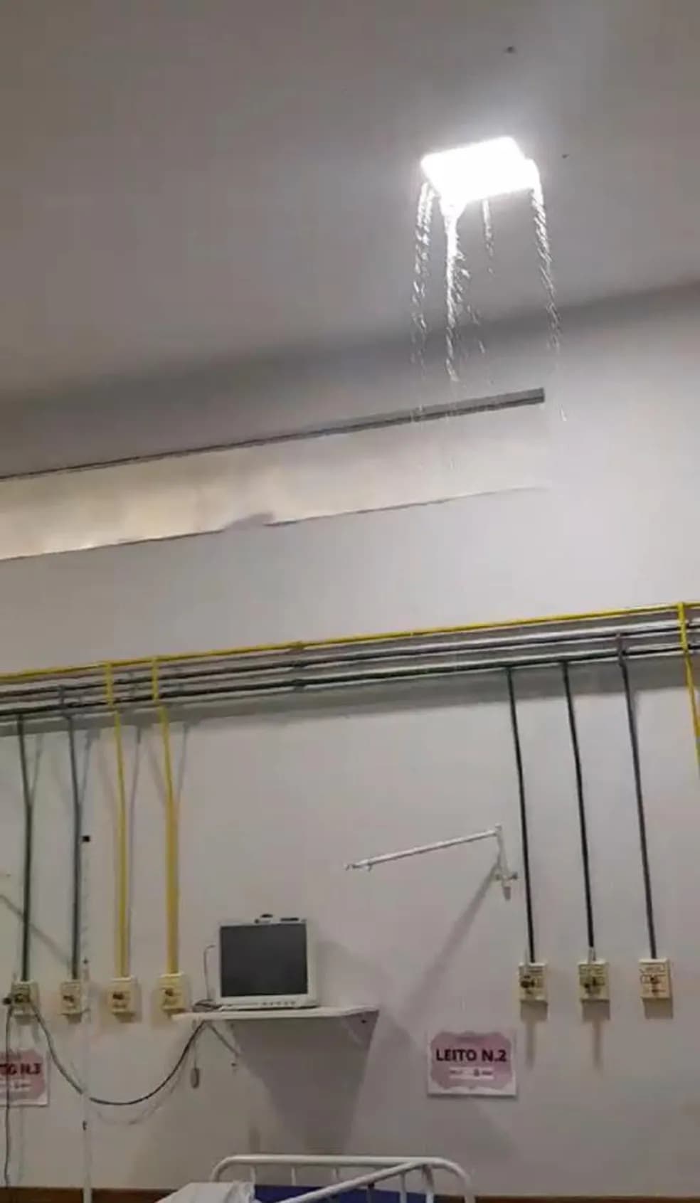 Força de temporal faz água da chuva escorrer por lâmpadas e alagar enfermaria de UPA, em Palmas