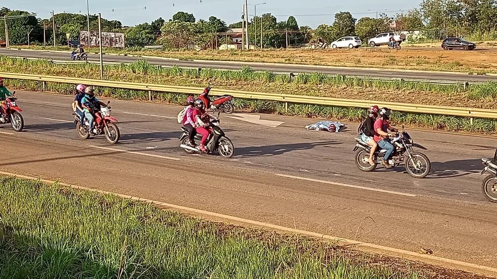 Mulher morre e piloto fica ferido após pneu de moto estourar, em Palmas