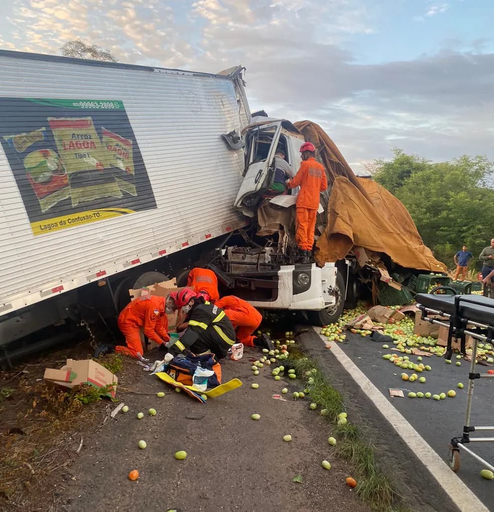 Motorista é socorrido após acidente na BR-153