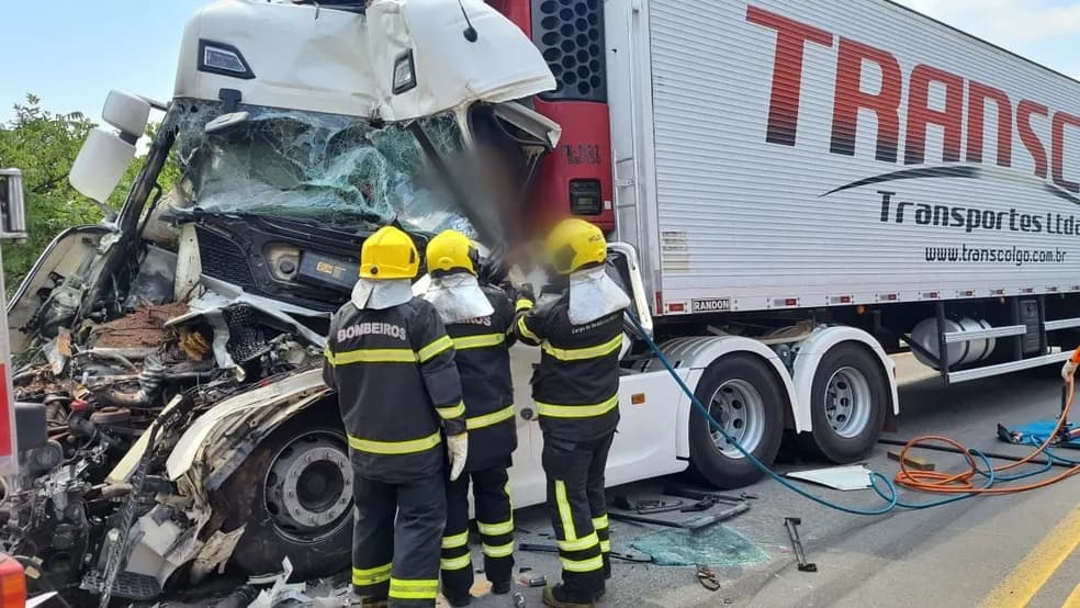 Caminhoneiro tem pé amputado após acidente na BR-153, no Tocantins