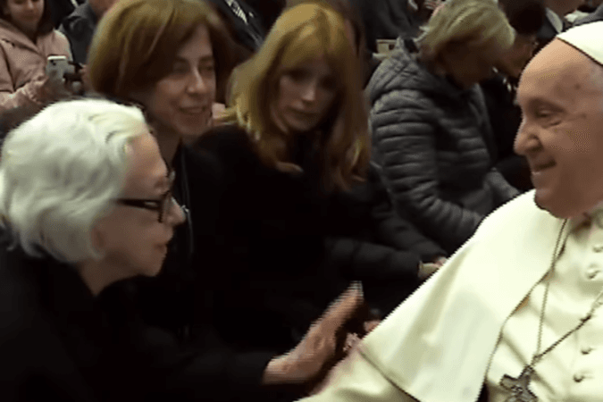 Fernanda Montenegro e sua filha recebem bênção do Papa