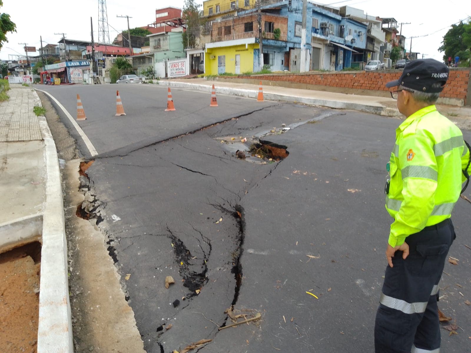 Obra de concessionária de água altera linhas de ônibus e trânsito na zona Oeste de Manaus